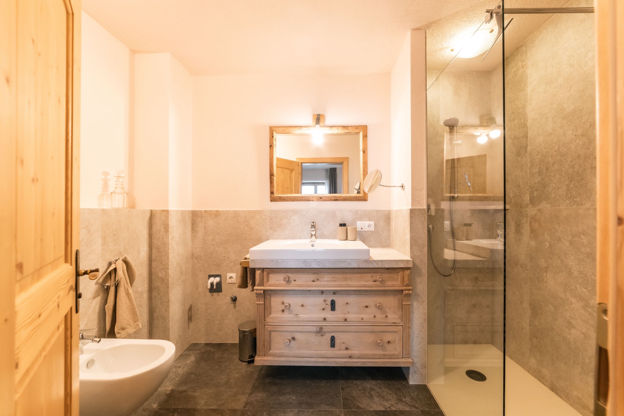 Badezimmer mit Bauernmöbeln in Ferienwohnung bei Brixen