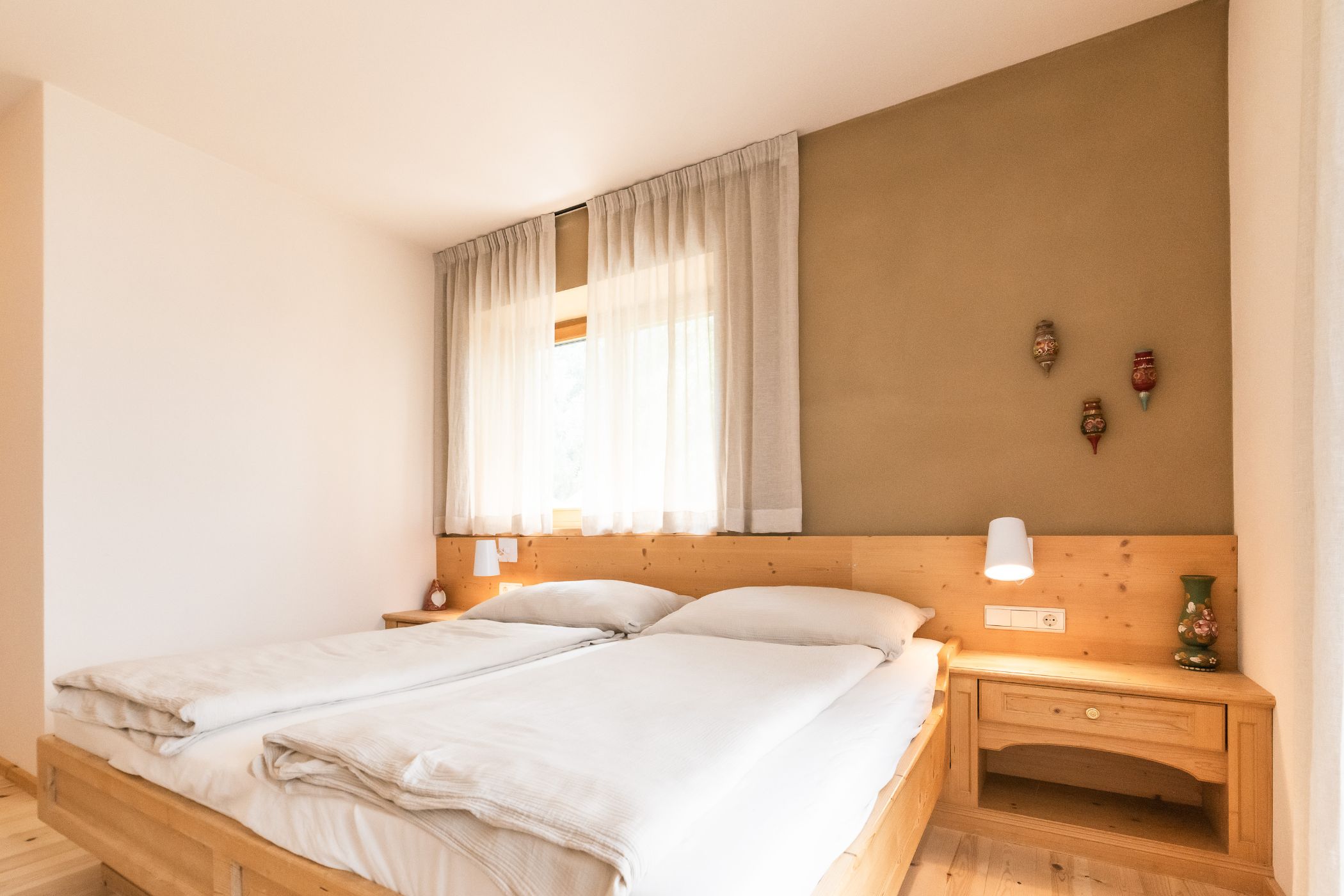 Lehmwände im Schlafzimmer für erholsamen Urlaub in Südtirol