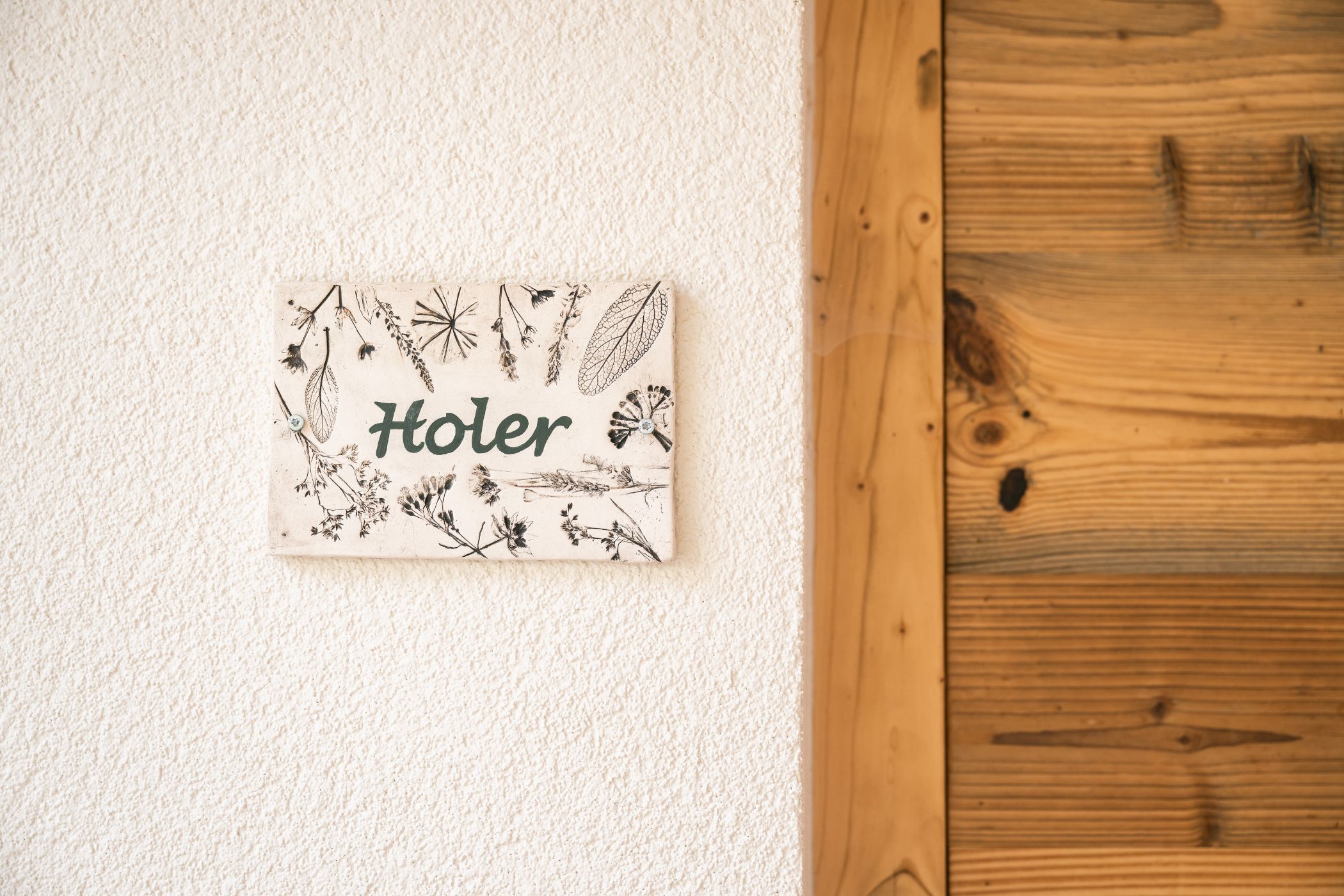 Handgemachte Namensschilder unserer nachhaltigen Apartments in Südtirol