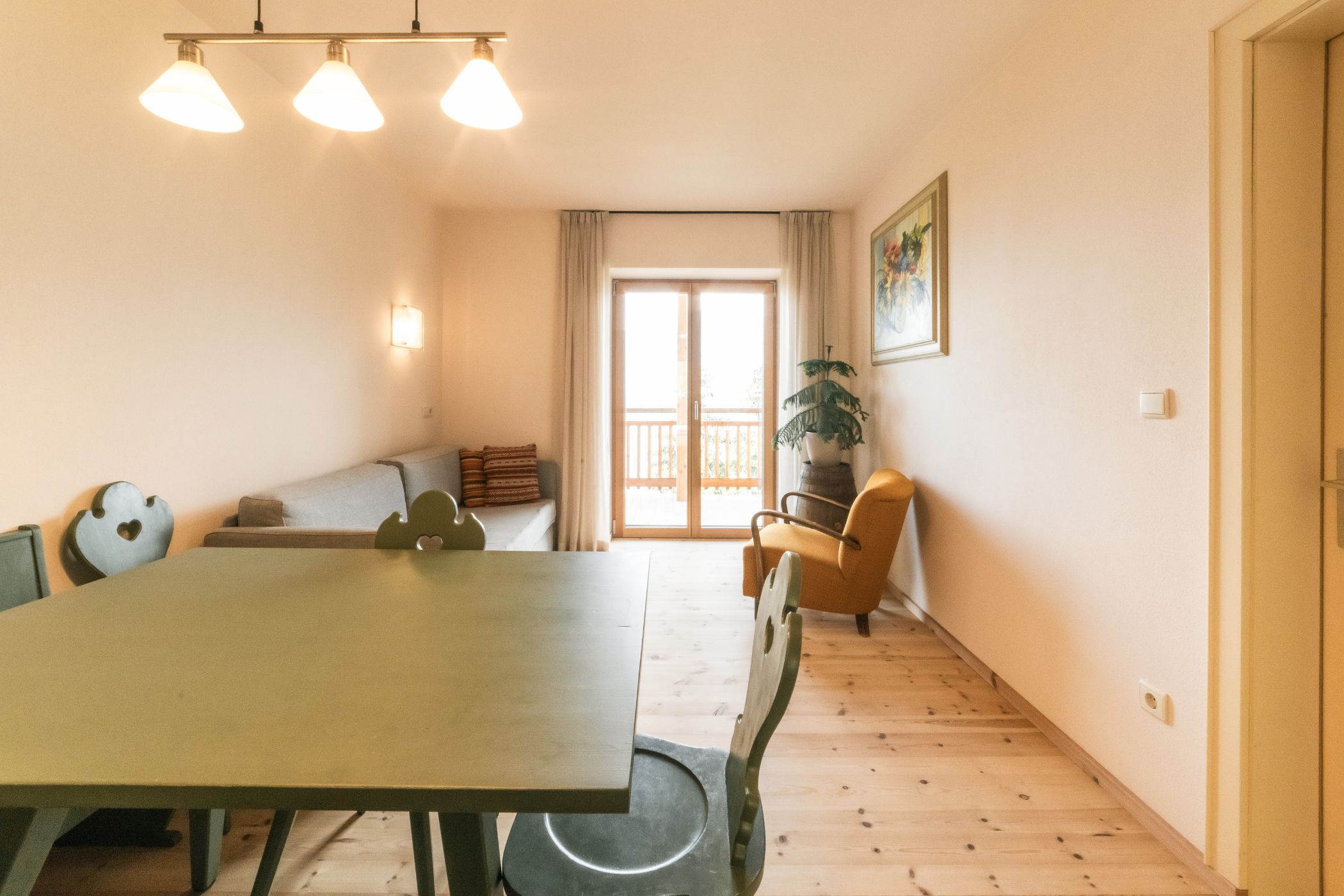 geräumiger Wohnraum im Ferienapartment bei Brixen