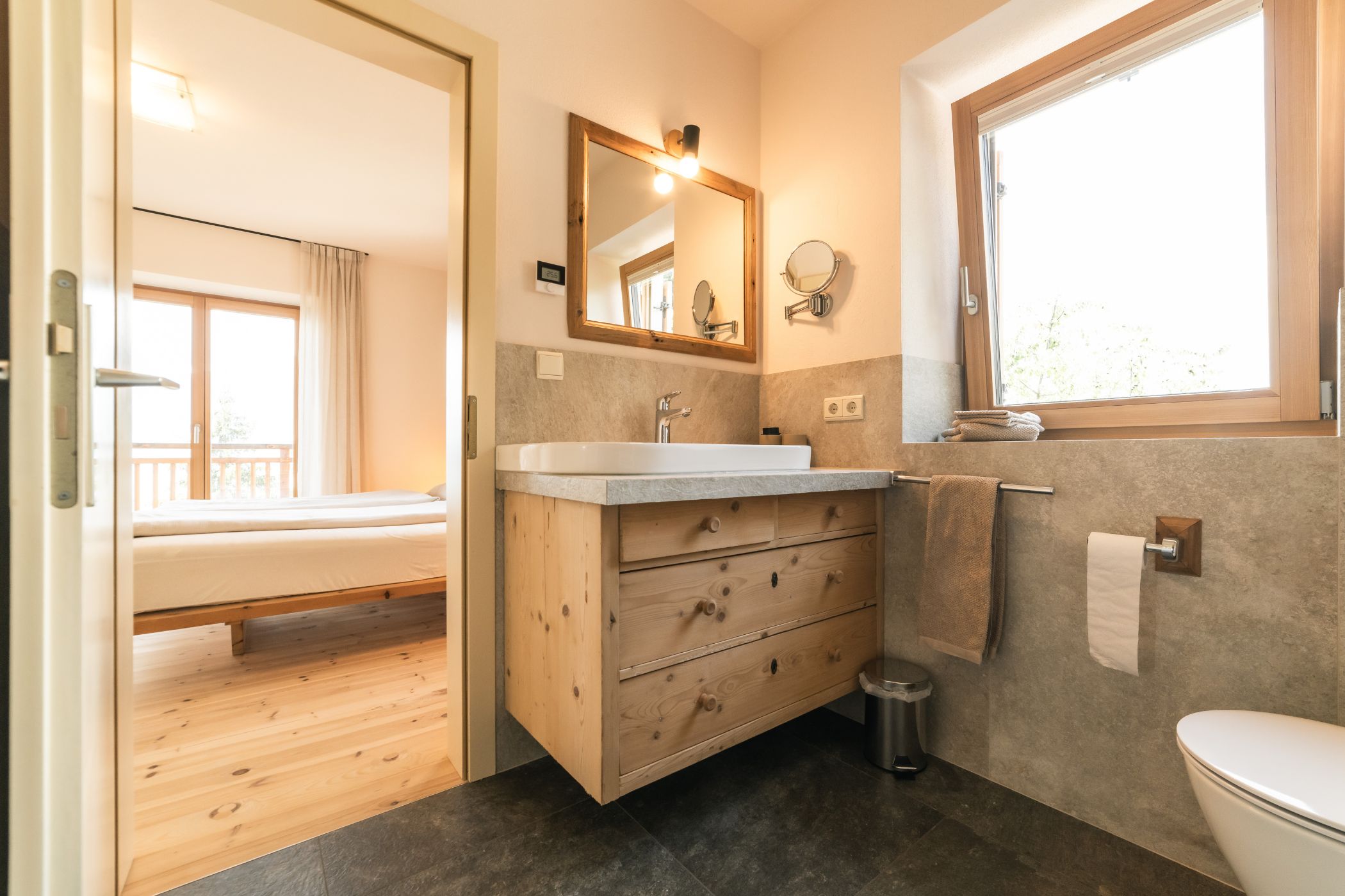 Privates Badezimmer mit Blick auf St. Leonhard bei Brixen