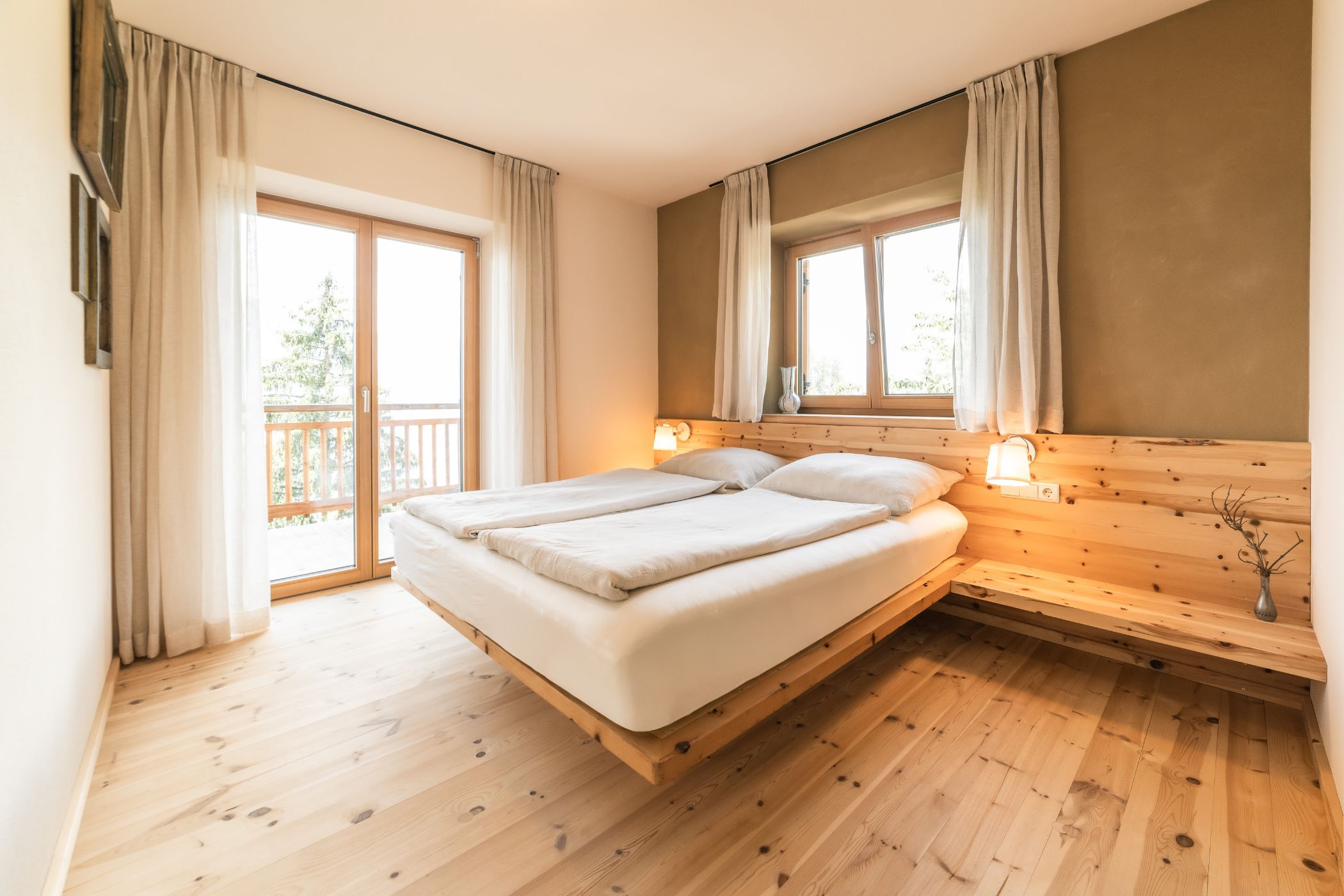 Doppelzimmer mit Zugang auf Balkon. Blick auf Brixen und St. Leonhard