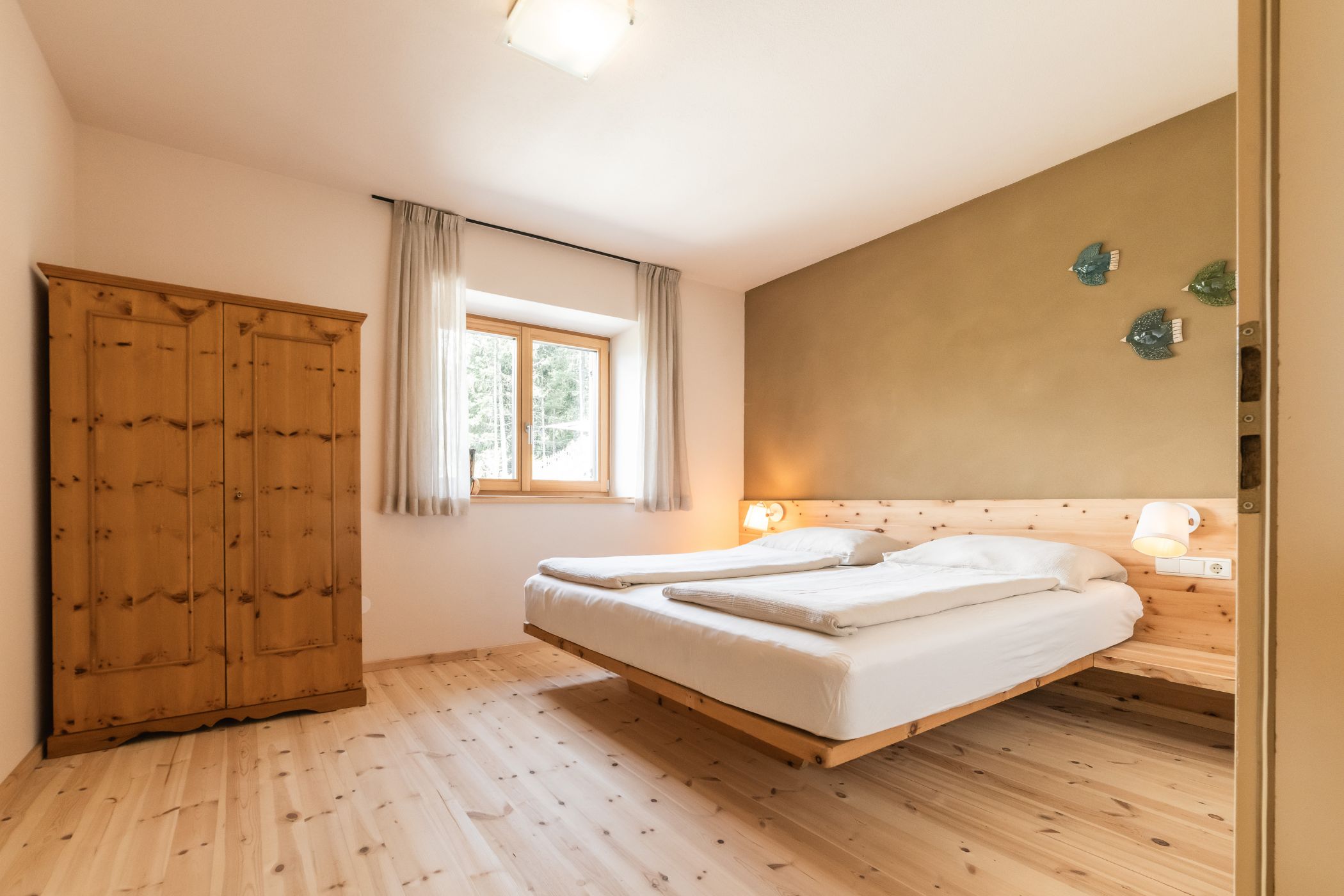 Doppelbettzimmer mit Blick auf St. Leonhard bei Brixen