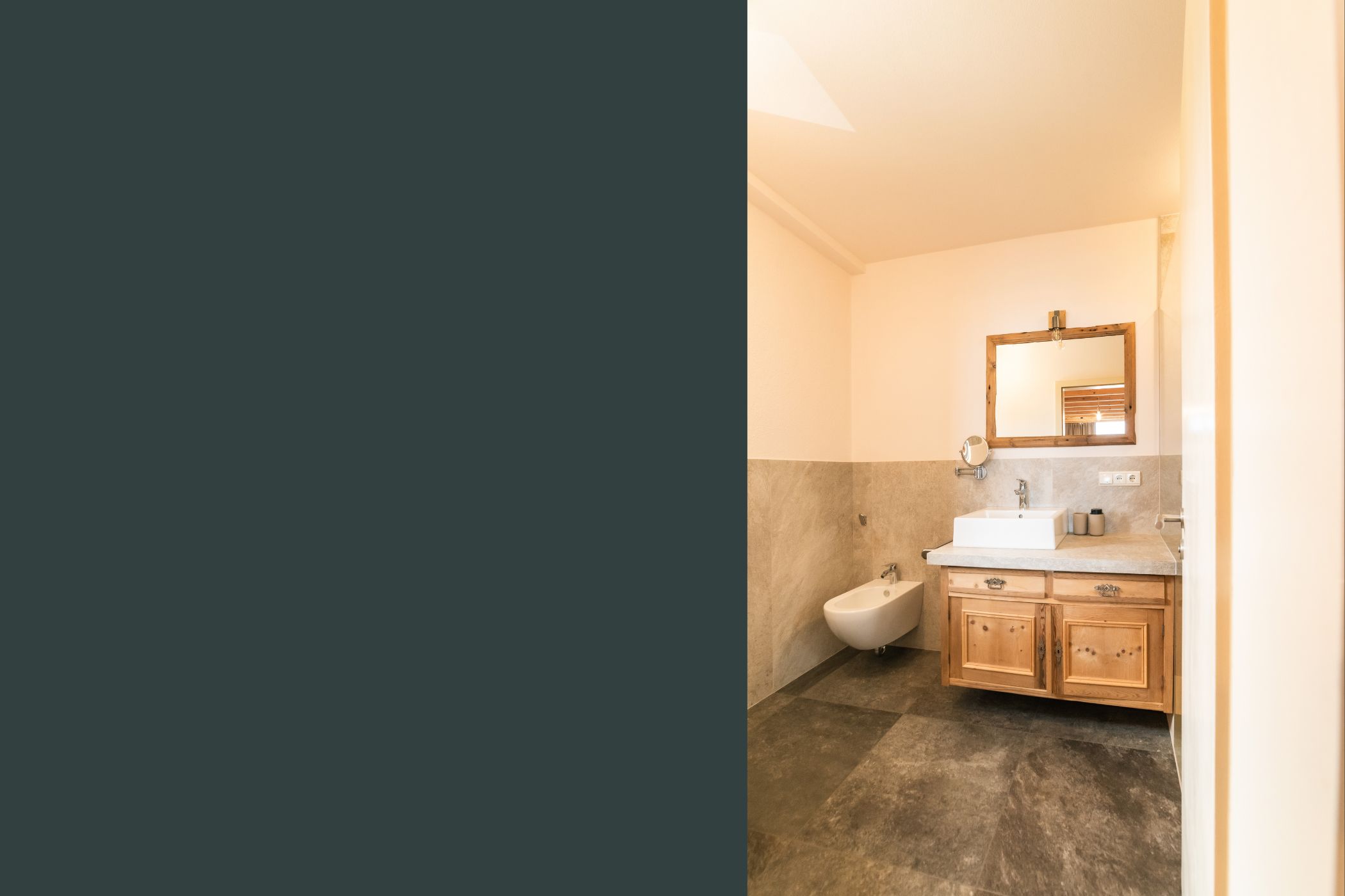 Badezimmer mir Südtiroler Bauernmöbel und historischem Holz