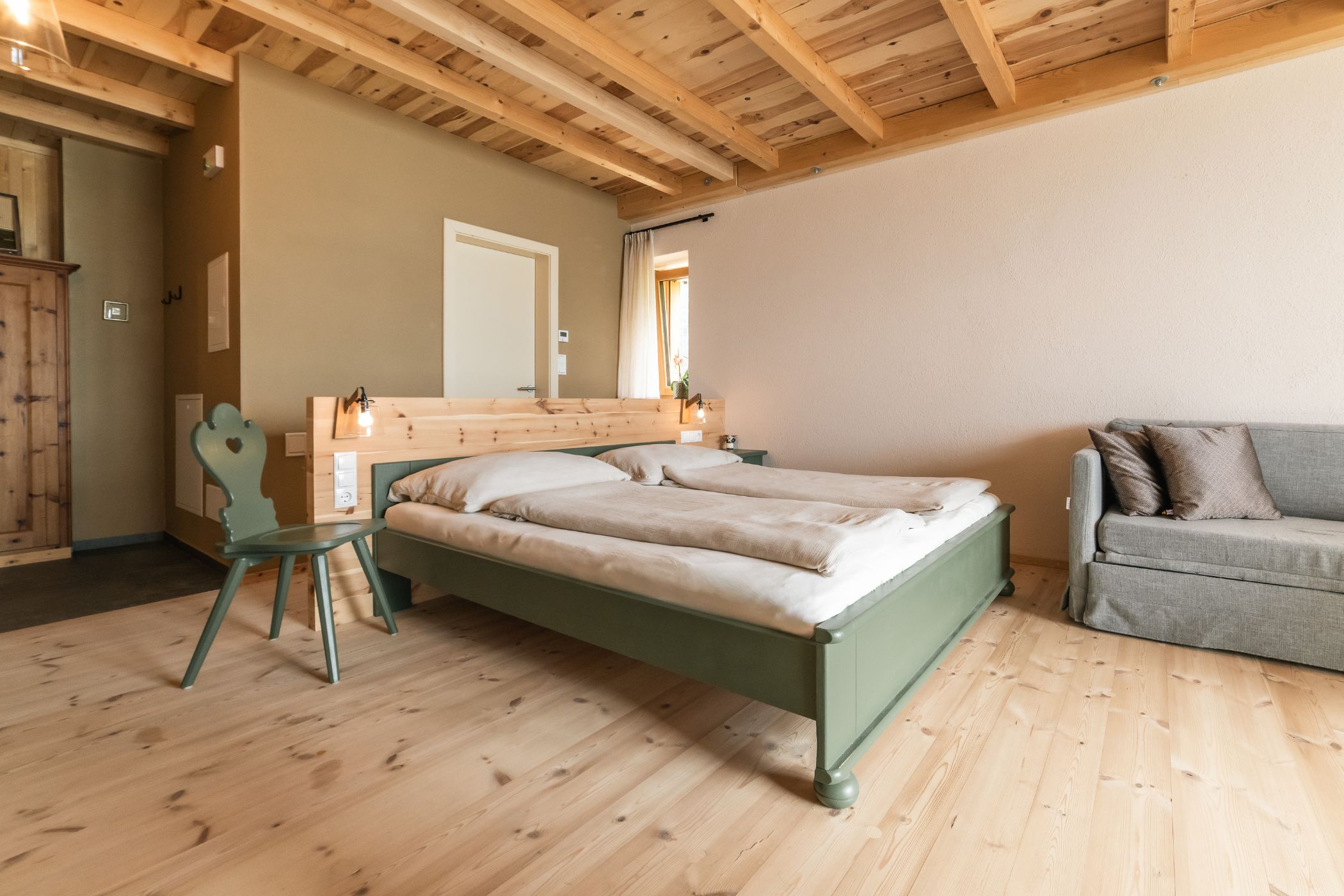 Natürliche Stoffe und Lehmwände für gesunden Urlaub in Südtirol