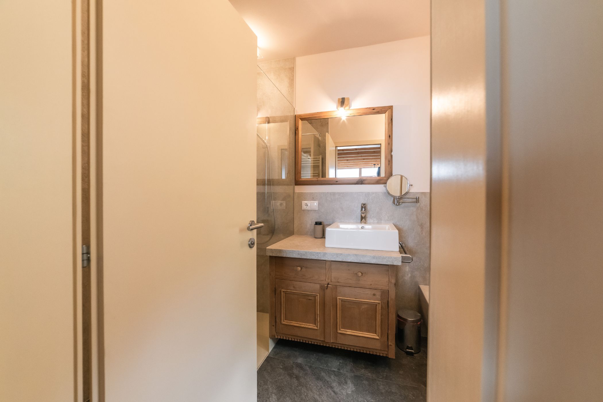 Badezimmer unserer Ferienwohnung FICHTN mit umgebauter Bauernkomode und selbst gebauten Spiegelrahmen