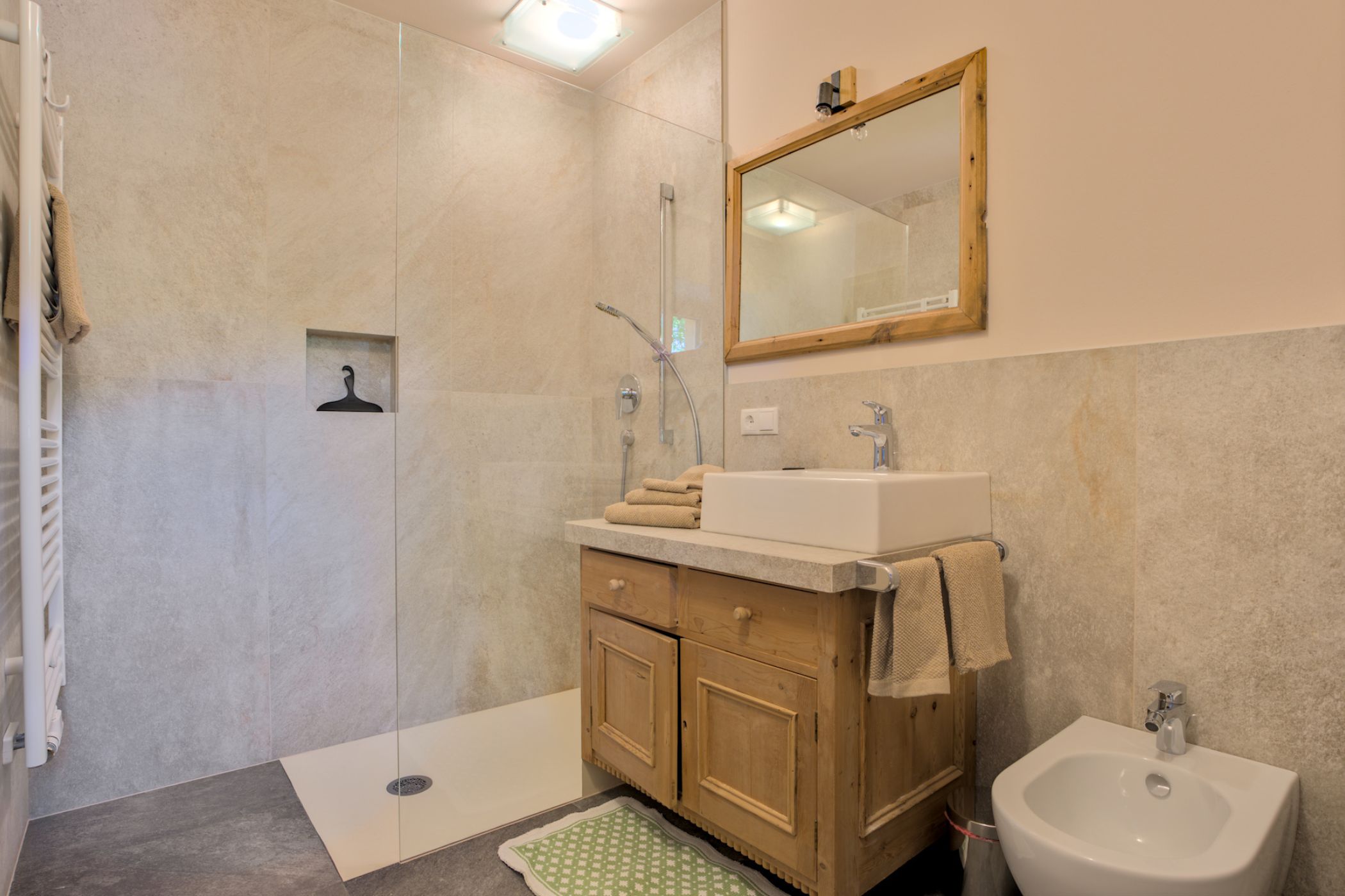 Badezimmer unserer Ferienwohnung FICHTN mit einer umgebauten Bauernkomode.