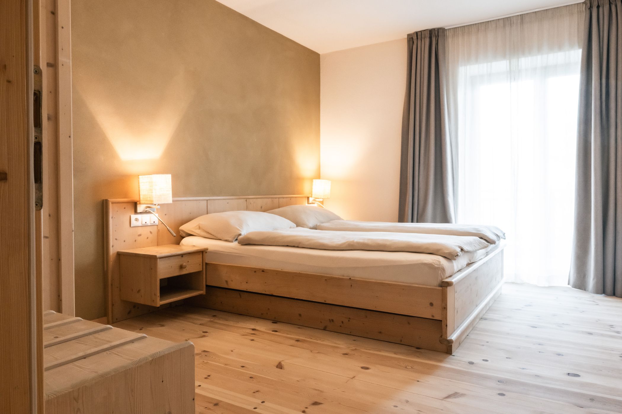 Separates Schlafzimmer mit Zugang zum Garten in Ferienwohnung bei Brixen