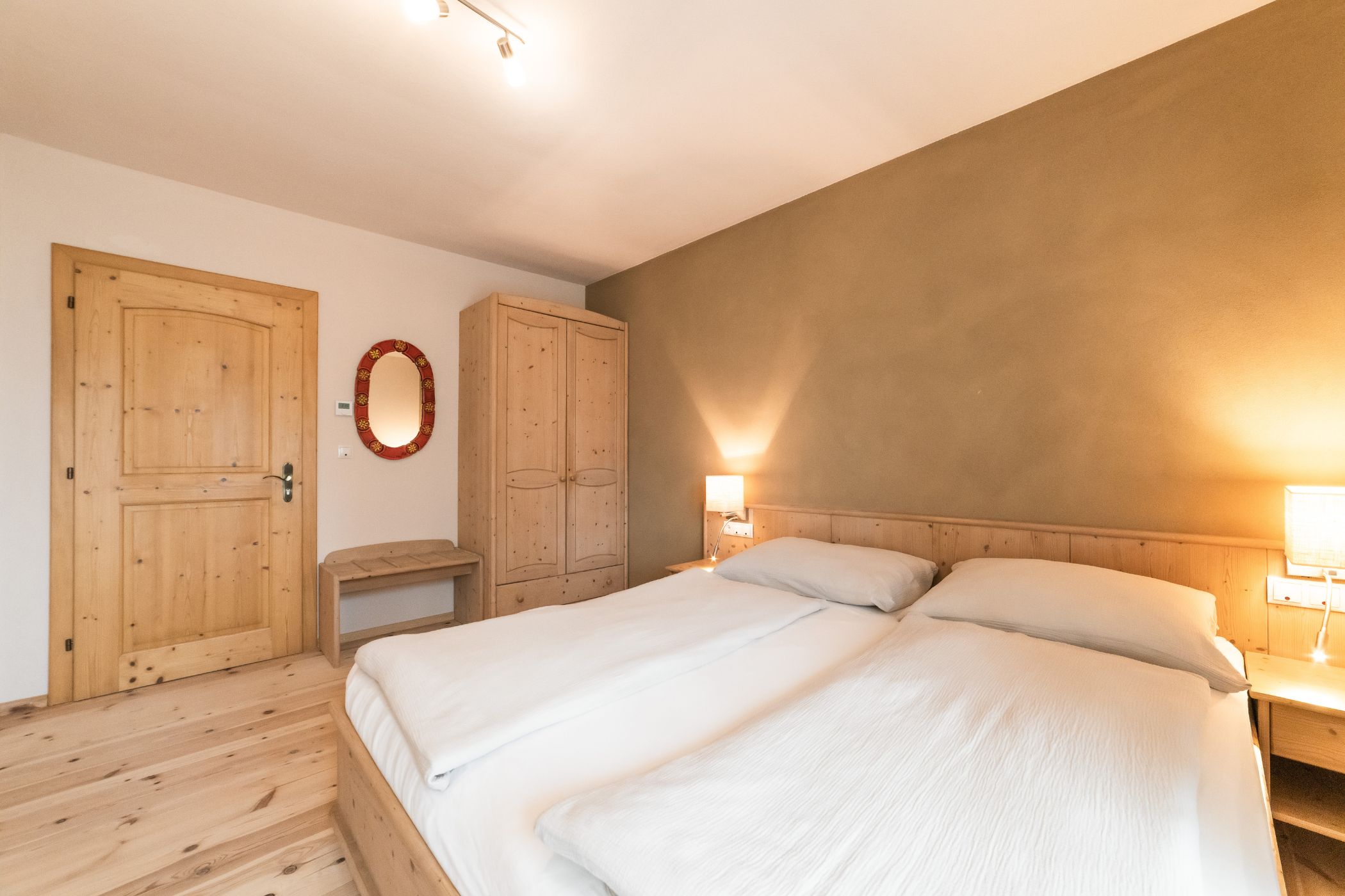 Separates Doppelzimmer mit direktem Zugang zum Garten und Ausblick auf das Eisacktal