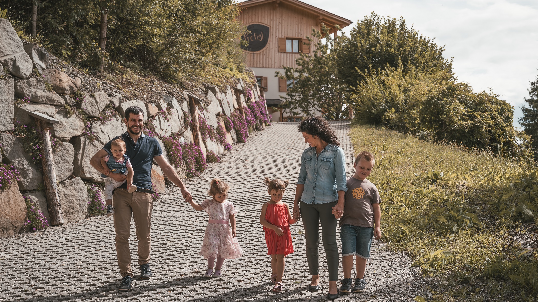 The hosts analyze a plant - Profigl Guesthouse